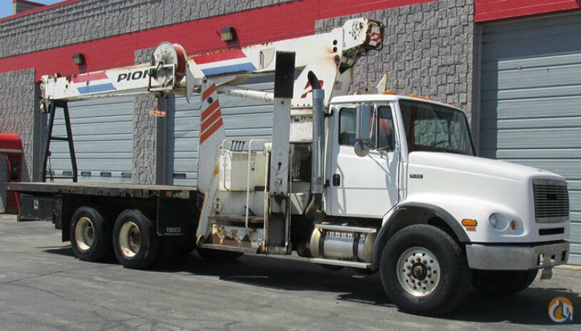 Sold 2000 PIONEER CRANE ON '98 FREIGHTLINER CHASSIS Crane in Milwaukee  Wisconsin | Crane Network