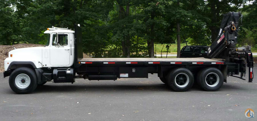 Sold 1997 13 TON HIAB KNUCKLEBOOM 300-3; 1998 MACK RD688S
